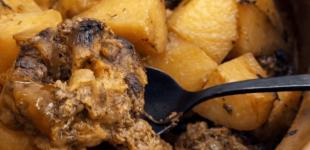 Як приготувати тушковану шию індика з картоплею — рецепт напрочуд смачної страви