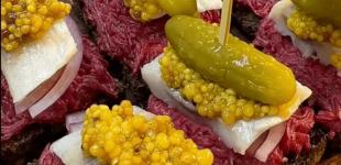 Канапки з буряком та оселедцем: рецепт стильної української закуски
