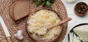 Цей рецепт квашеної капусти підкорив Мережу — хрумка, ароматна й без маринаду