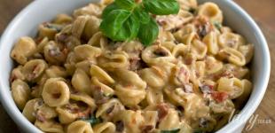 Вершкова паста з беконом та в’яленими помідорами: рецепт ідеальної вечері