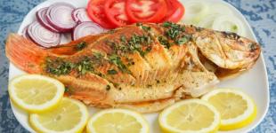 Яку спецію не можна додавати до риби: ця пряність лише псує смак, але господині її вперто кладуть