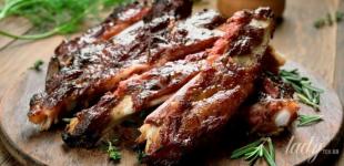 Свинячі реберця з медово-апельсиновим соусом — рецепт соковитого мʼяса