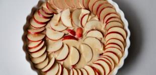 Найніжніша яблучна шарлотка без зайвого клопоту: простий рецепт домашньої випічки