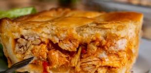 Пиріг без тіста, який з’їдають до останньої крихти: ніжна курка та соковиті гриби — готовий за 40 хвилин