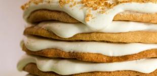 Як приготувати торт без випікання з печива, бананів і сметани