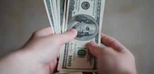 НБУ скоротив продаж валюти з резервів, курс долара знизився