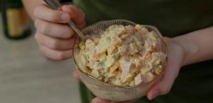 Новий салат для новорічного столу, який зірве всі компліменти: прощаємося з банальними рецептами — готується миттєво