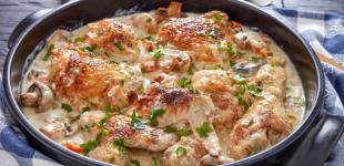 Курячі крильця у сметанному соусі на сковороді: рецепт швидкого гарячого