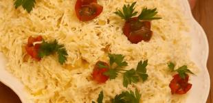 Салат із куркою, крекерами та плавленим сиром: рецепт смачної страви