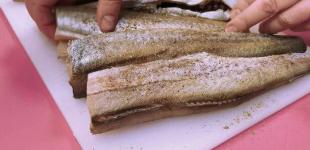 Як смачно приготувати минтай в духовці: секрет у соусі, який зробить рибу смачнішою за форель