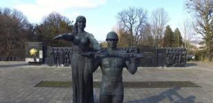 Декомунізація в дії – монумент слави демонтують у Львові