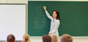 Зарплата вчителя в Україні та Європі: скільки отримують освітяни у нас і за кордоном