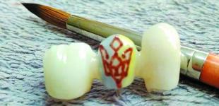 Во Львове зубной техник рисует картины на зубах у клиентов