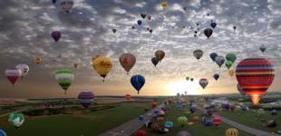 Жінка вистрибнула з повітряної кулі у воду і вижила