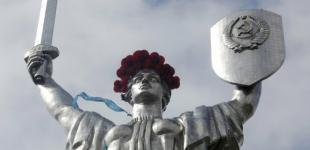 Институт Нацпамяти снова хочет снять герб СССР с 