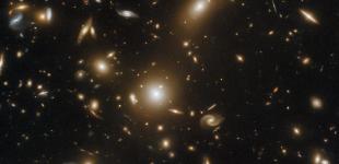 Hubble сфотографував велике скупчення галактик: яскравий кадр