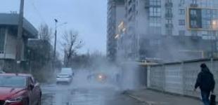 В Киеве очередной прорыв теплосетей, заливает кипятком Шулявку