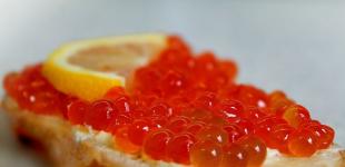 Відрізняємо справжню червону ікру від підробки: найшвидші і вірні способи