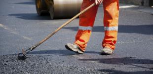 В Днепре горожане начали самостоятельно ремонтировать дороги