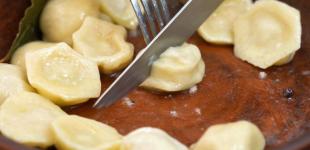 Тісто для пельменів, яке ніколи не розвалюється: секрет дуже простий