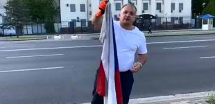 Мэр Конотопа сжег флаг России возле посольства РФ в Киеве