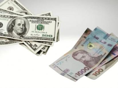 Мільярди під матрацом: українці накопичили рекордні обсяги доларів та готівкової гривні