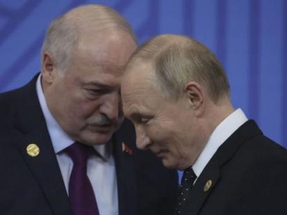 Путін стає залежним від Лукашенка через нищівні удари України: Кремлю доводиться випрошувати пальне