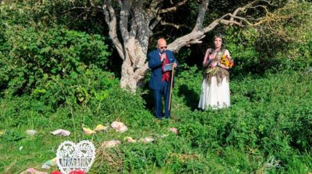 Замуж за дерево: в Британии сыграли необычную «свадьбу» 
