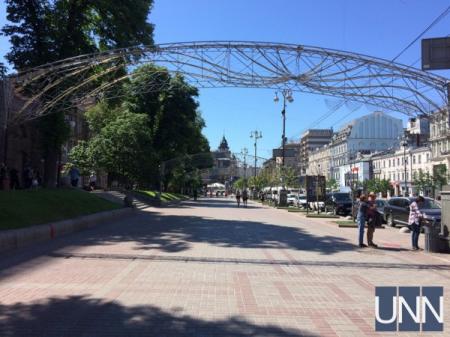 Центр Киева очистили от мусора после болельщиков 