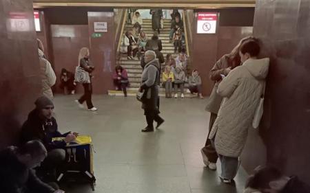 Кияни просять встановити лави на станціях метро: годинами сидять на підлозі під час тривоги