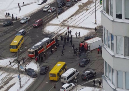 В Киеве столкнулись трамвай и грузовик, есть пострадавшие 