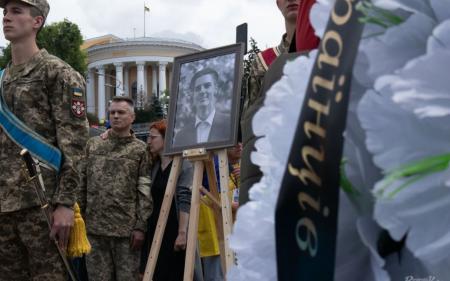 Це велика втрата для столиці: на Майдані Незалежності попрощались із бійцем Романом Ратушним