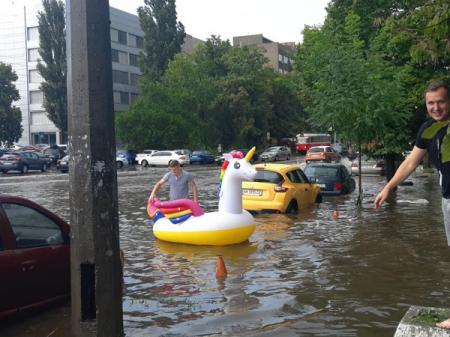 Киев из-за сильного дождя затопило