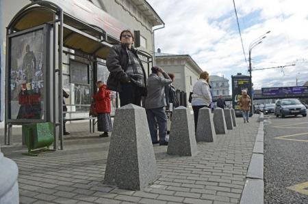 В Украине остановки общественного транспорта оградят специальными столбиками