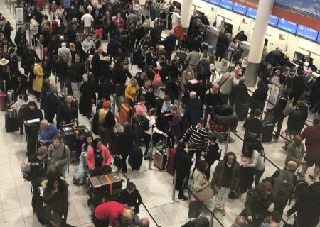 Транспортный коллапс в британском аэропорту: застряли 11 тыс. пассажиров