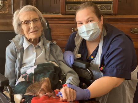 106-летняя жительница Великобритании рассказала, благодаря чему победила коронавирус