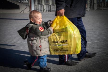 Мальчик из Донецка получил 400-тысячный продуктовый набор от Штаба Ахметова