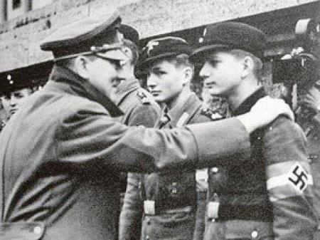 Гитлер был гомосексуалистом и садомазохистом - ЦРУ 