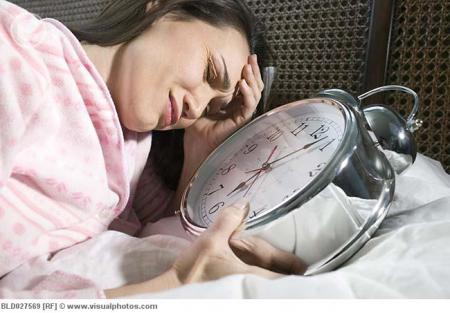 1354718451_81712620_woman_laying_in_bed_with_giant_alarm_clock_bld027569_10.09.18