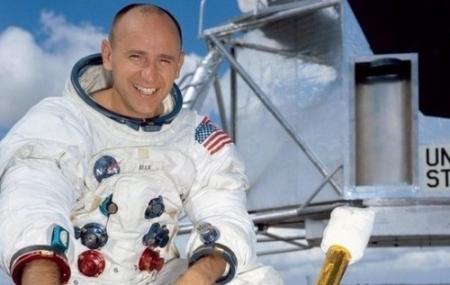 Умер американский астронавт, побывавший на Луне