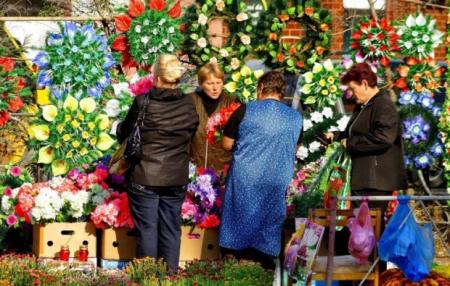 Украинцев призвали не носить на кладбище пластиковые цветы и венки
