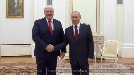 «Зростає ймовірність держперевороту». Путінський режим розвалюється, Лукашенко точить білоруський кинджал — Яковина
