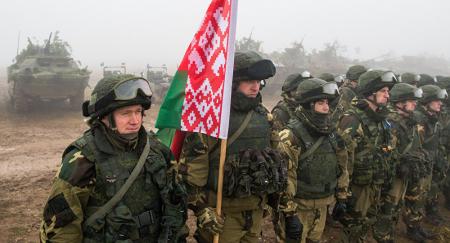 Лукашенко хочет отправлять студентов в армию на каникулах 
