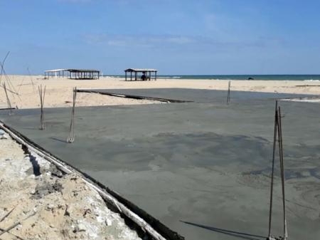На популярном черноморском курорте пляж залили бетоном