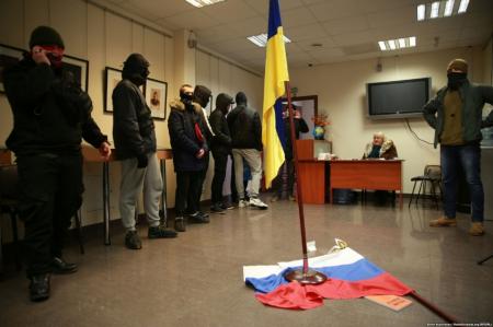 Российский центр культуры в Киеве «разрисовали» и сожгли российский флаг