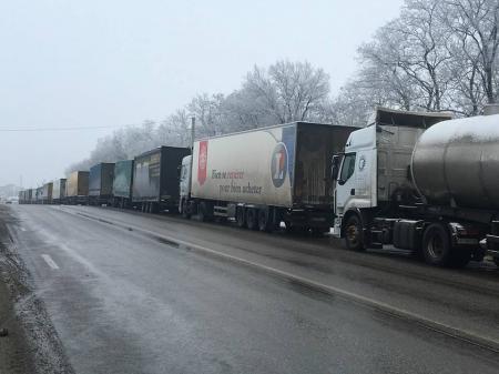 Очереди на границе: Россия двое суток не пропускает грузовики с Харьковщины