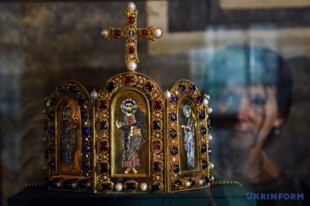  В Киеве открылась выставка корон Владимира Великого и Анны Византийской
