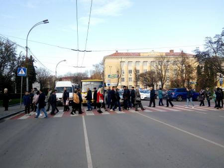 В Тернополе жители заблокировали движение транспорта в знак протеста против новых тарифов