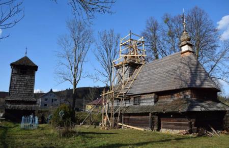 На Закарпатье реставрируют уникальную деревянную церковь