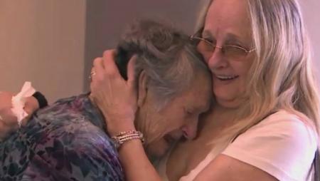 Трогательная встреча: дочь и мать увиделись впервые за 70 лет
